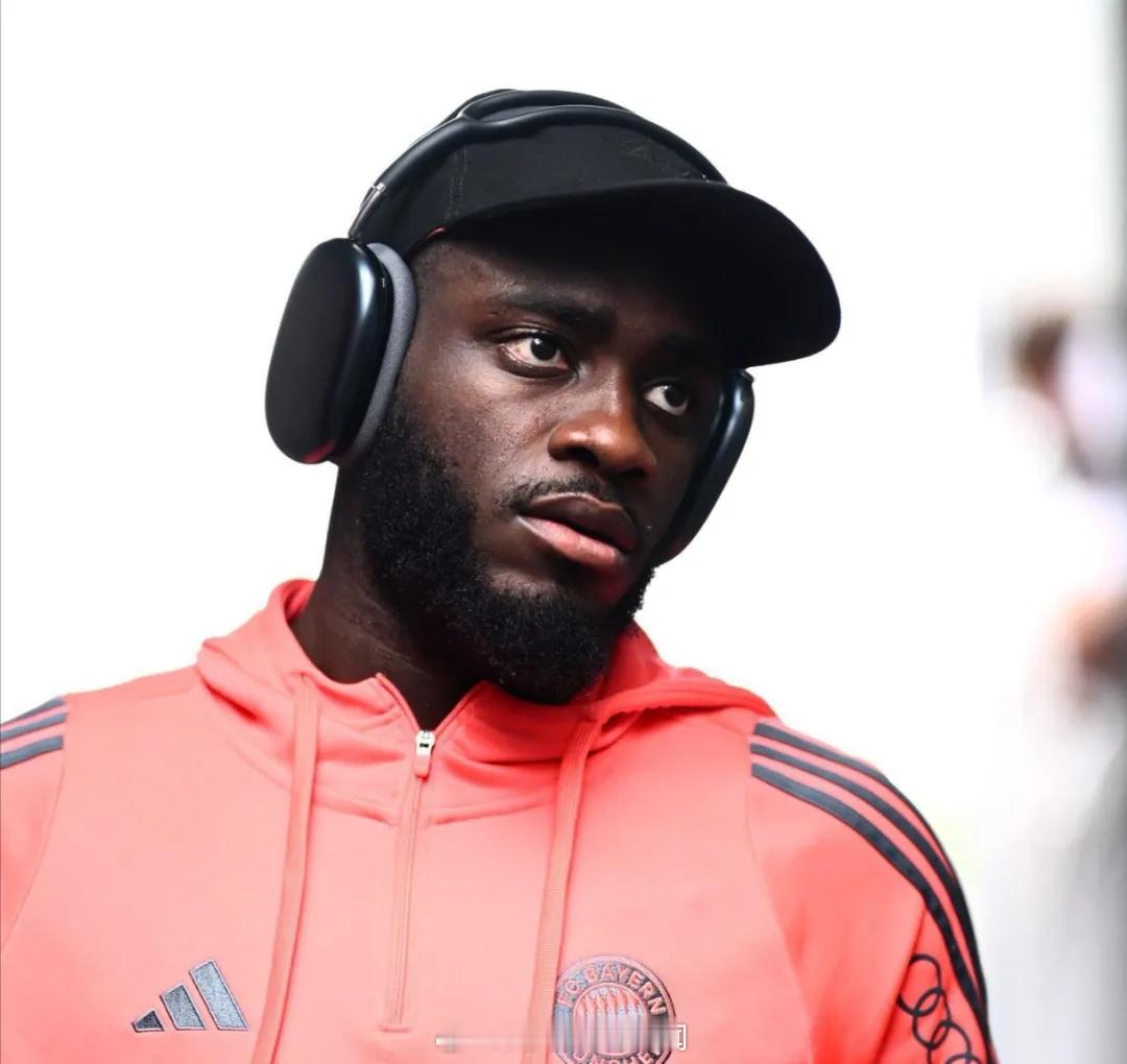 拜仁总监弗伦德接受采访时再次回应了乌帕梅卡诺的续约问题。弗伦德说：“我们正在进行