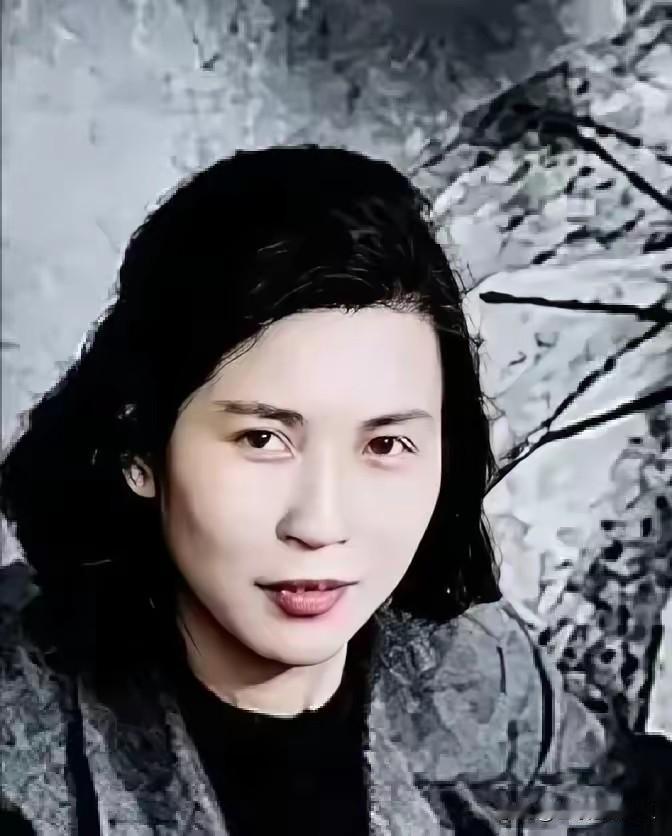 贺子珍，被誉为“永新一枝花”，是革命年代风华绝代的巾帼英雄。
这张肖像尽显她清丽