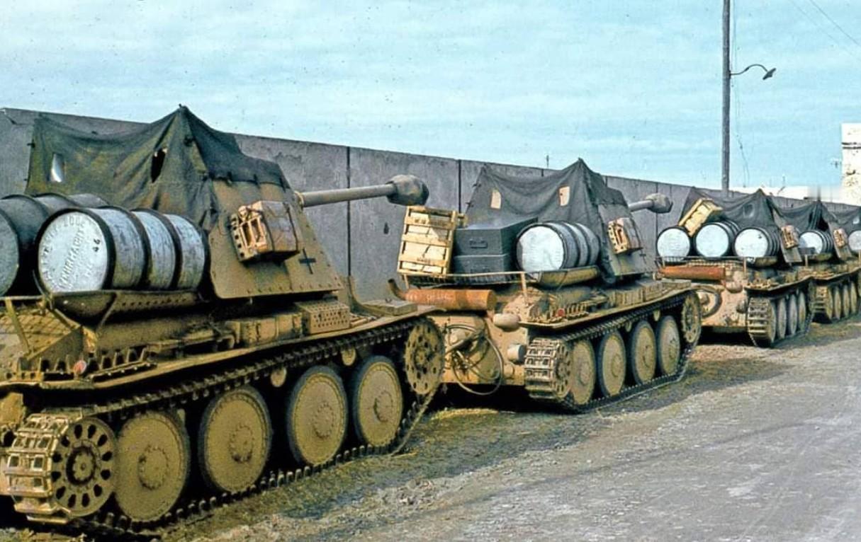 一张罕见的彩色照片展示了德国“黄鼠狼”III型坦克歼击车，当时正在派往突尼斯作战