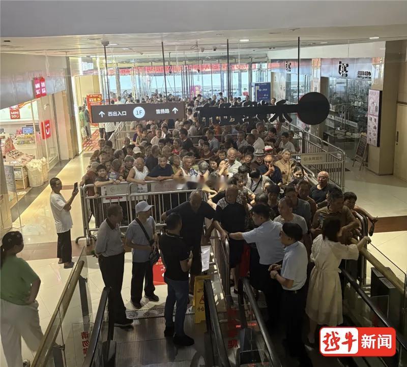 绍兴首家永辉超市“胖东来调改店”开业，人山人海。“胖东来”这块招牌真的是“吸金神