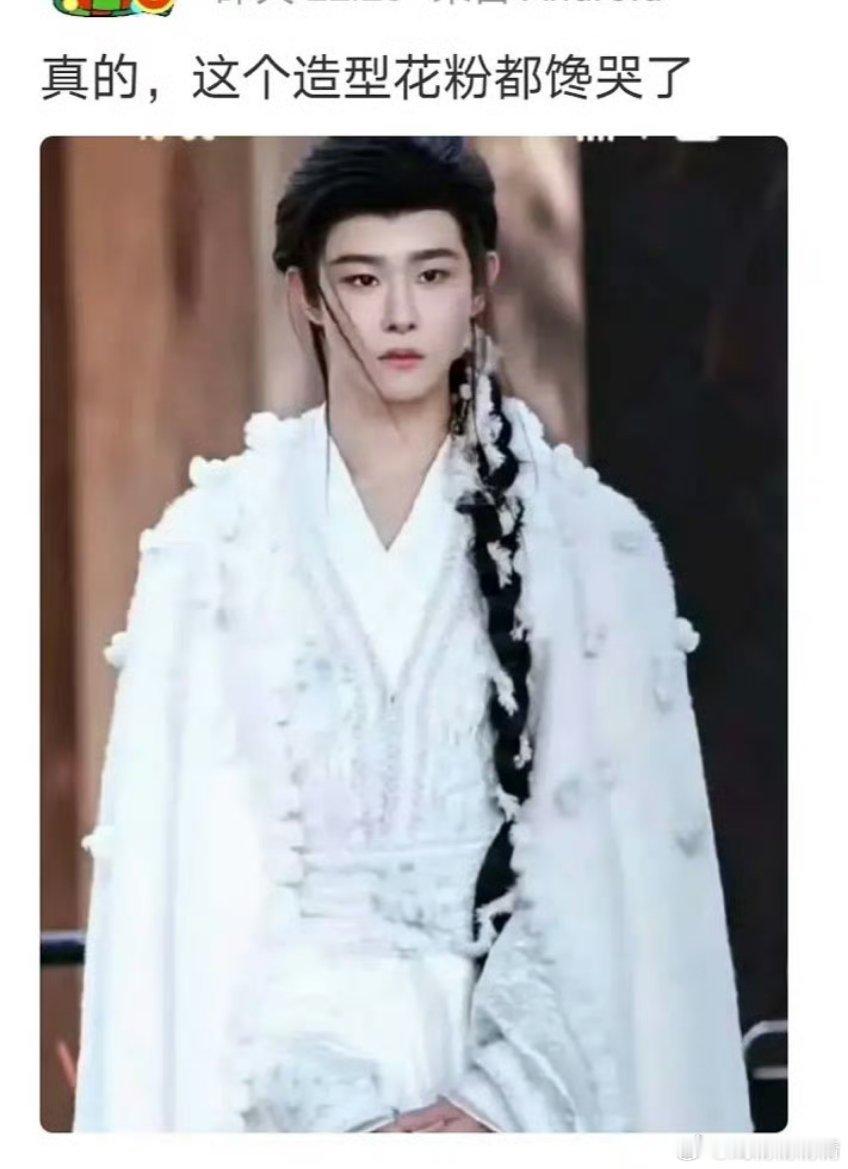 田嘉瑞月鳞绮纪里面造型神似刘亦菲有点像小龙女，这男版小龙男吧？ 