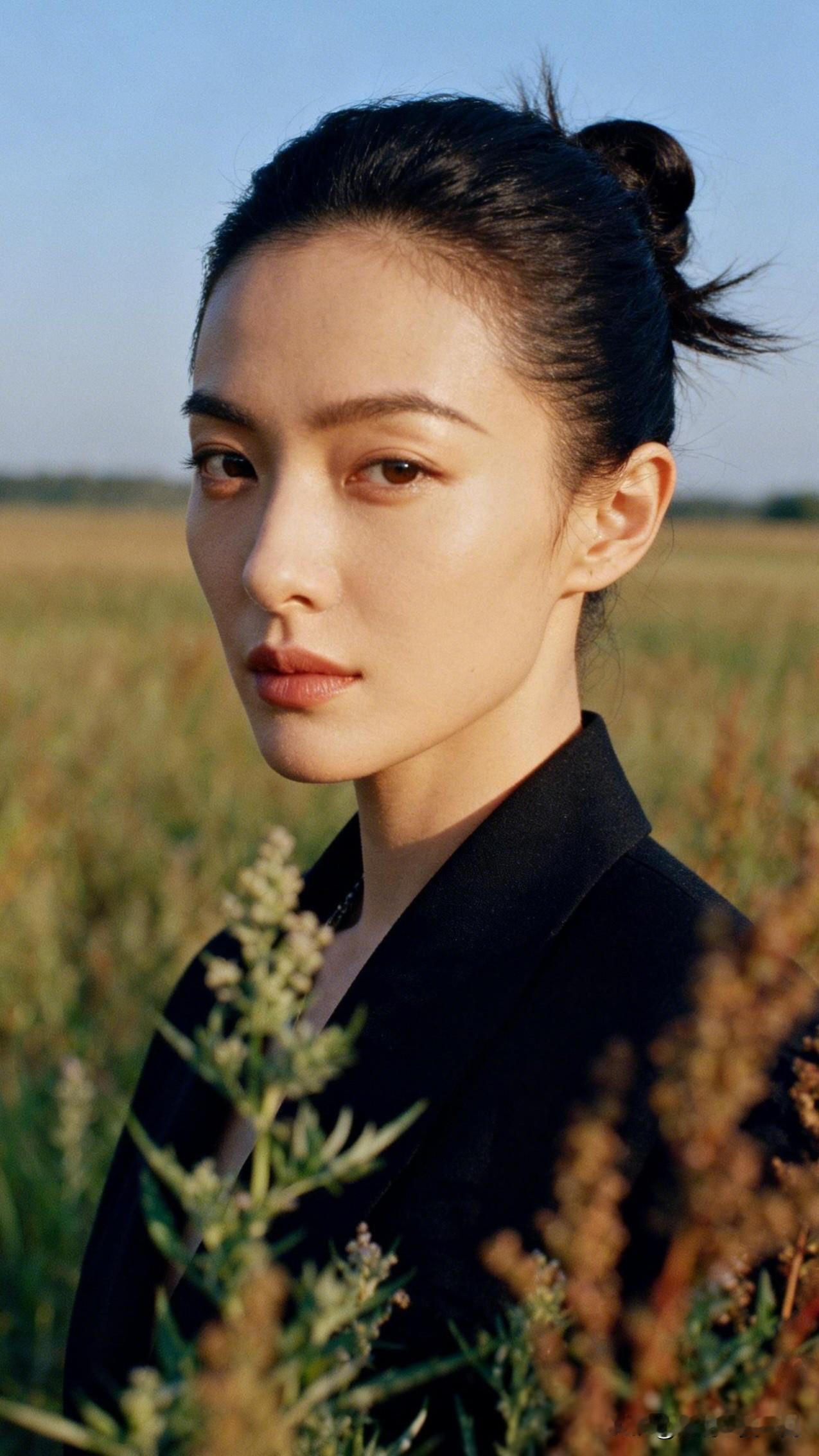 花间美人影，风中笑语轻。分享一张非常好看的照片 在田野间，遇见最美的自己