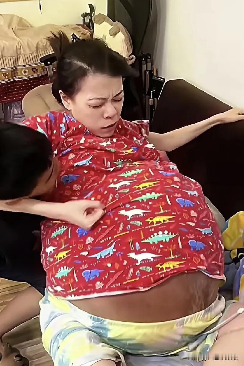 很多人欠丁丁老师一个道歉，她真的没有装病，被病魔折磨还被冤枉，实在可怜。

大肚