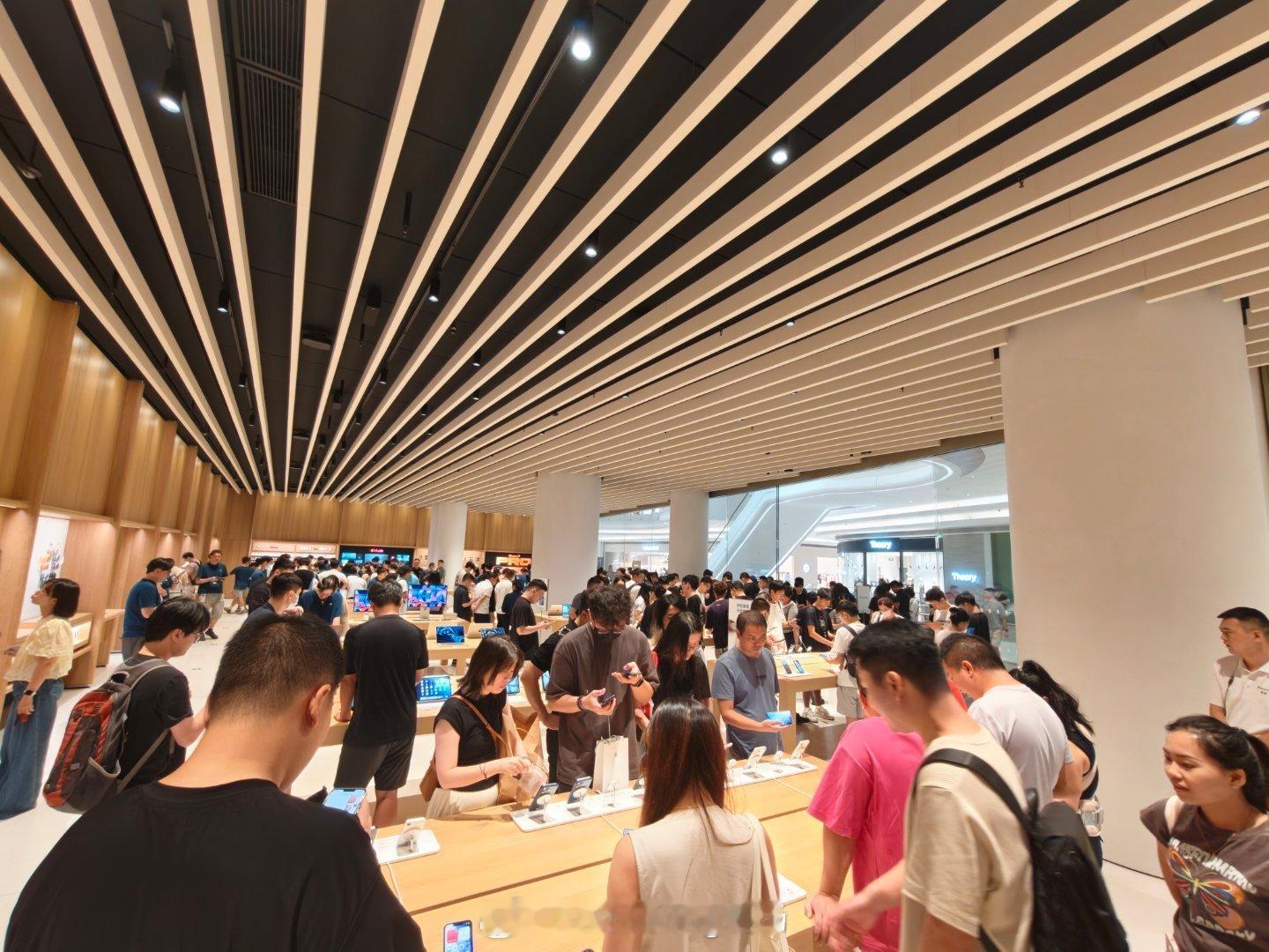 iPhone17Pro被黄牛拒收没有吧，最好笑的是转转和爱回收的工作人员都在门口