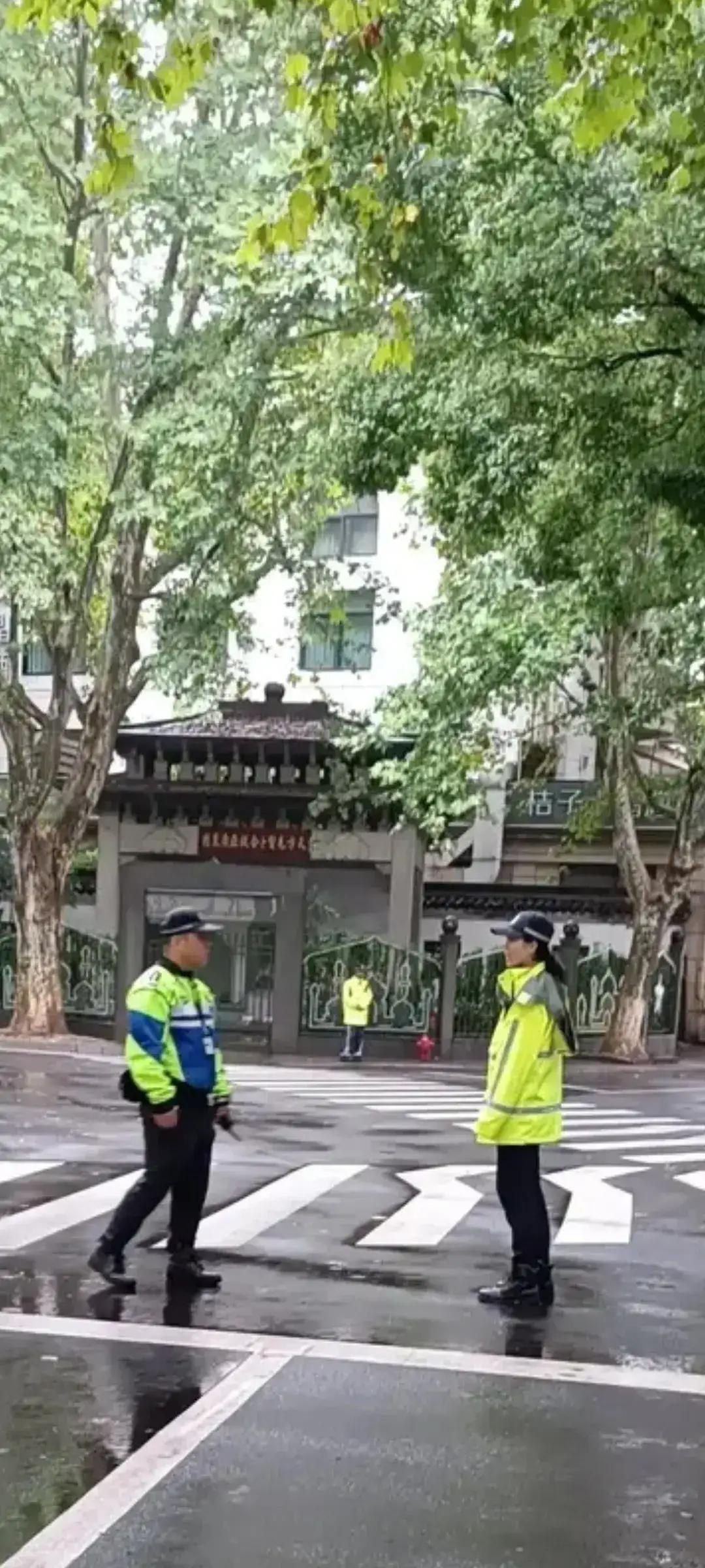 杭州的交警太有人情味了，今天杭州下雨特别是在早高峰期间道路有点堵塞，而马路中间的