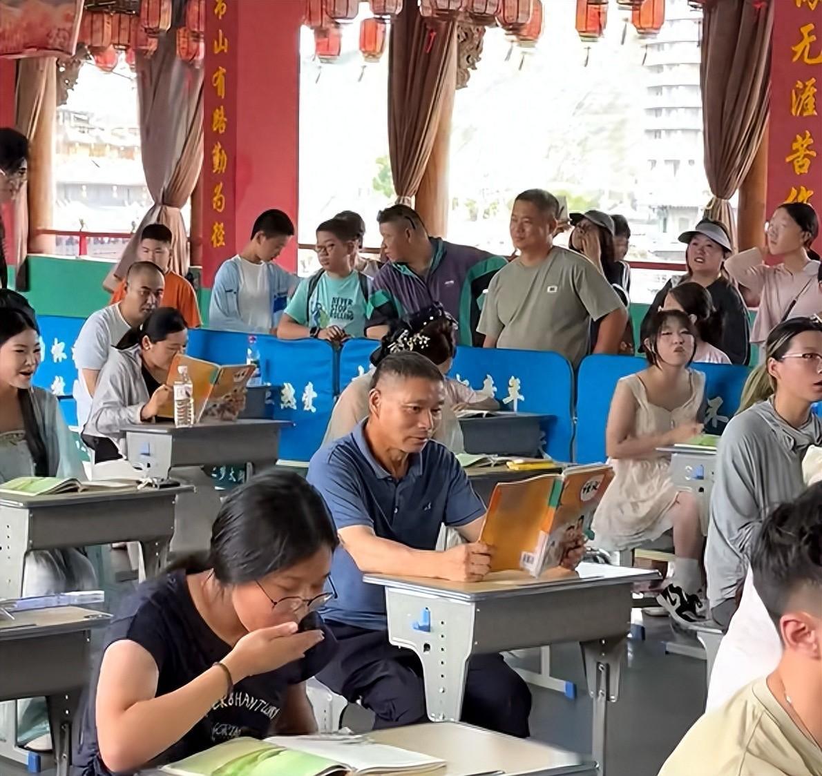 “看了让人心里一酸！”浙江湖州，一景区举办“上课偷吃大赛”，30名游客坐进“教室