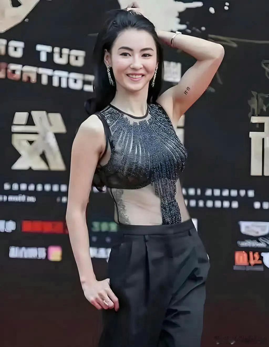 很好奇张柏芝的纹身是什么意思，有人懂吗？ 