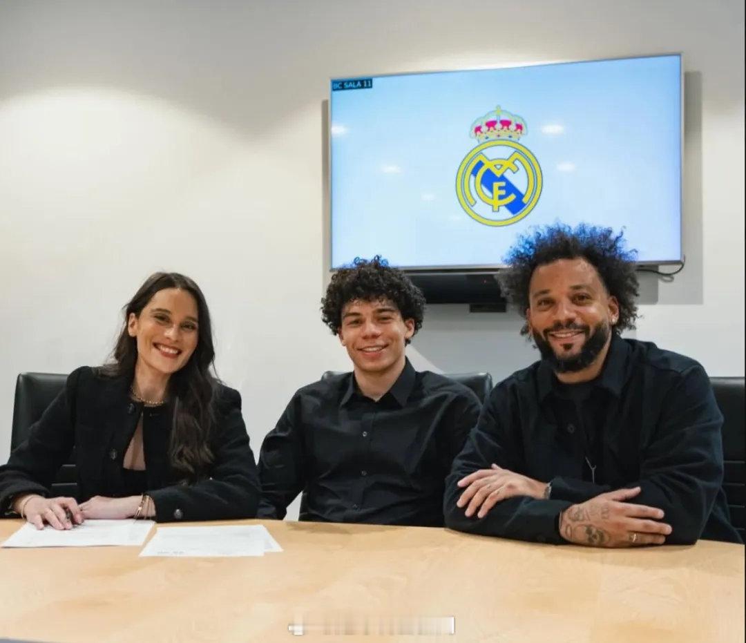 官方：皇马和马塞洛的儿子恩佐-阿尔维斯签下了其第一份职业合同。对此罗马诺表示，皇