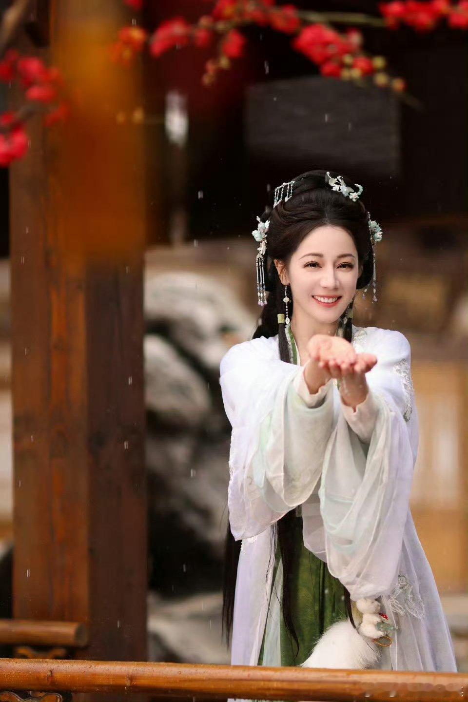 迪丽热巴贺思慕摇曳生姿新物料每一帧都在杀我！贺思慕又美又灵，300万福利必须是跳