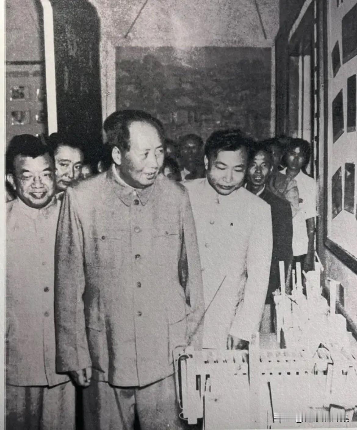 1958年9月17日下午3时许，毛泽东一行抵达安徽省博物馆。在曾希圣、黄岩等人陪