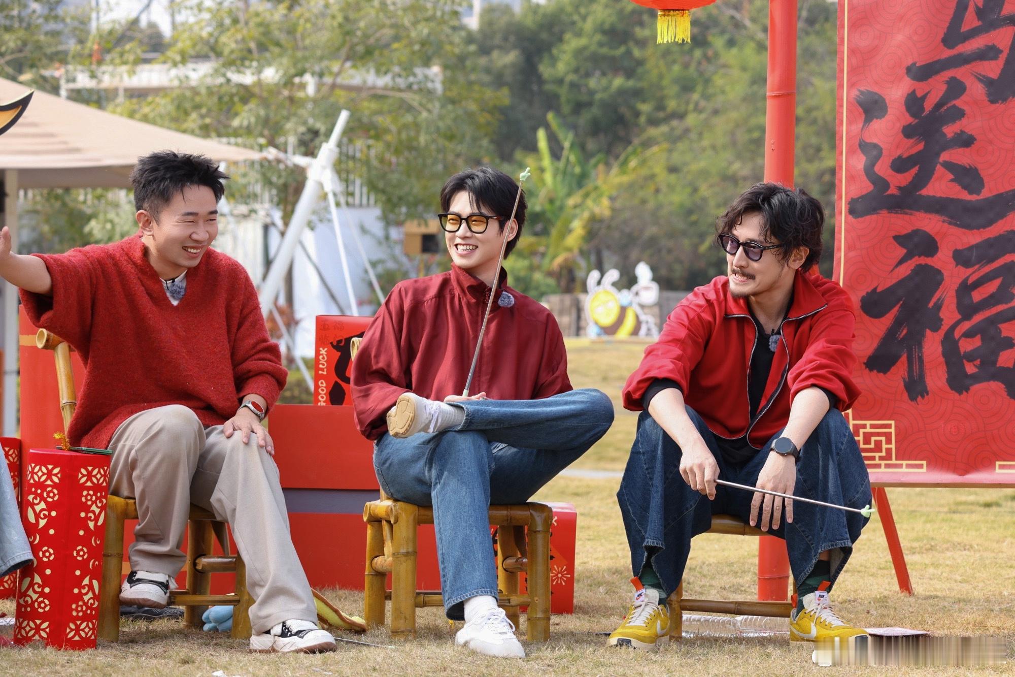 魏大勋我好像看见你扁桃体了笑不活了！魏大勋笑到扁桃体都在打招呼，这表情简直是喉科