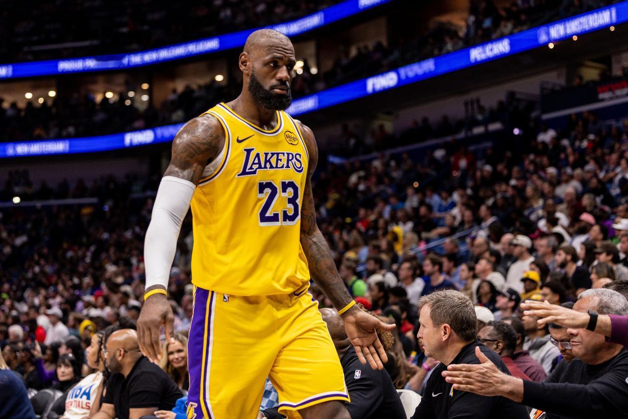 湖人队最新伤病报告：
詹姆斯（左脚关节关节炎、右侧坐骨神经痛）：出战成疑；
八村