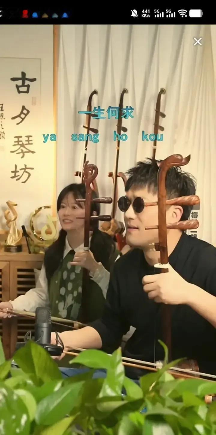 二饼力哥复播第一天就把赵俊拉进才艺局，赵俊一开口唱诺言，调子跑得比高铁还快，满屏