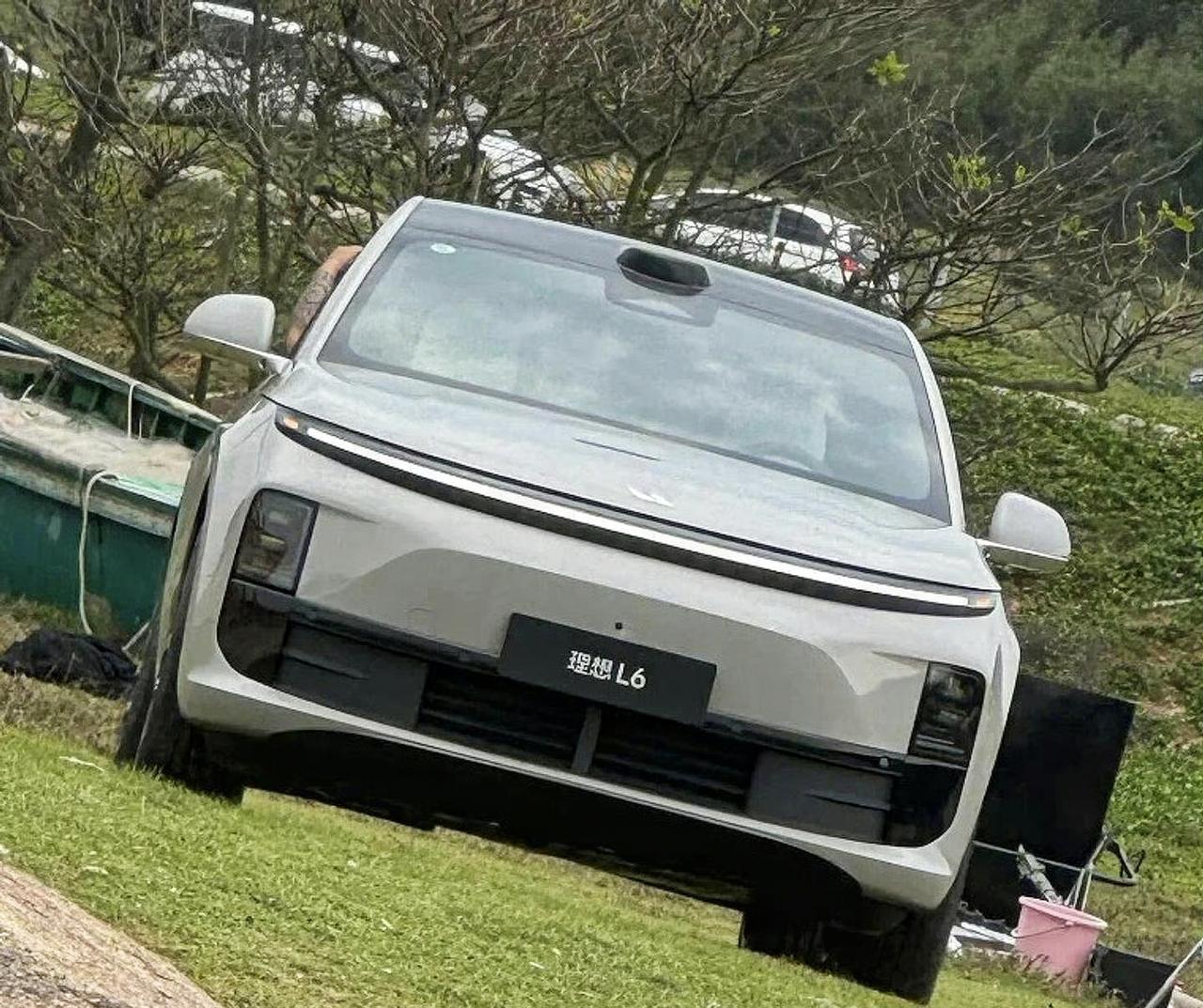 售价25-30万？理想L6最新实车曝光。
这台车定位豪华五座中型SUV，它的竞品