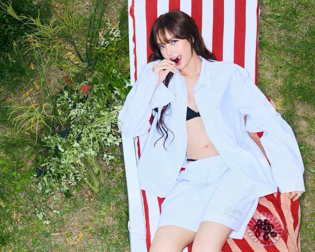lisa把手机藏在礼服后腰 🔥lisa的腰只比手机宽一点 🍒 