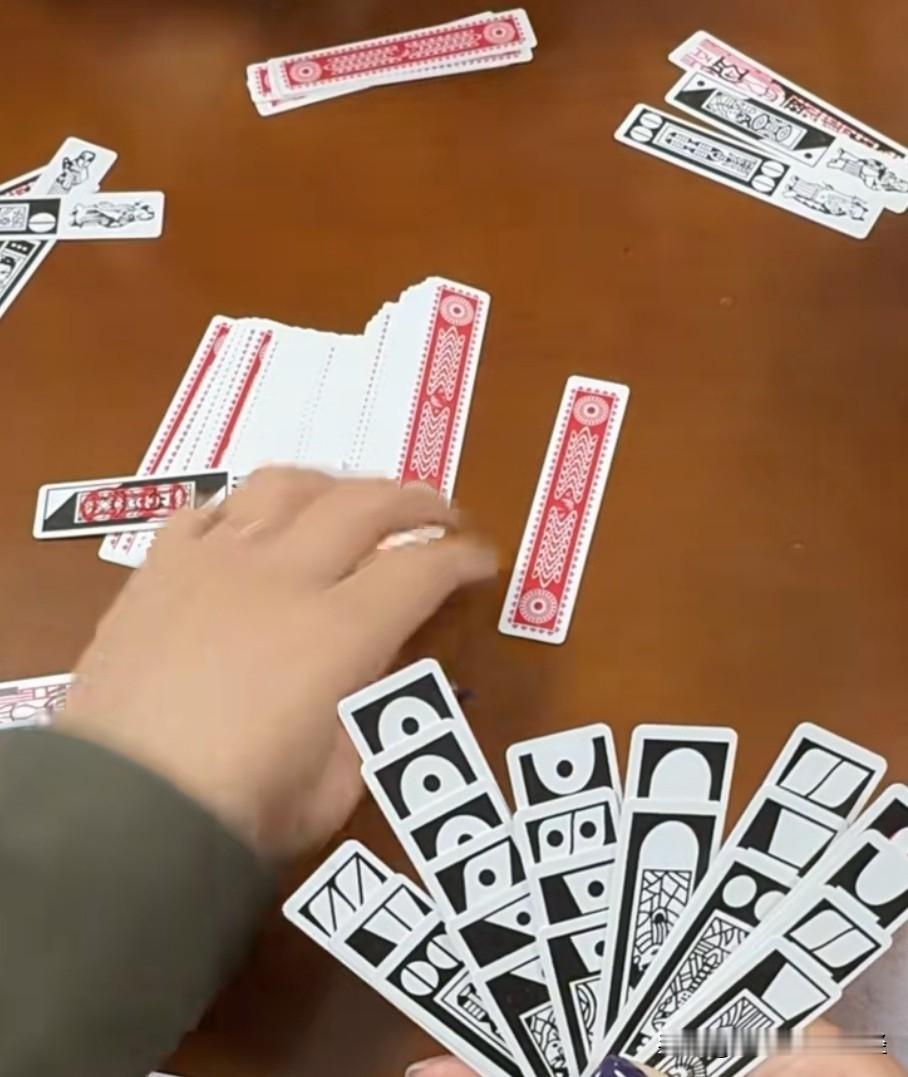 过年期间南通家庭聚会难免“弄副牌”，除了传统的“笃子胡”（南通长牌），掼蛋似乎在