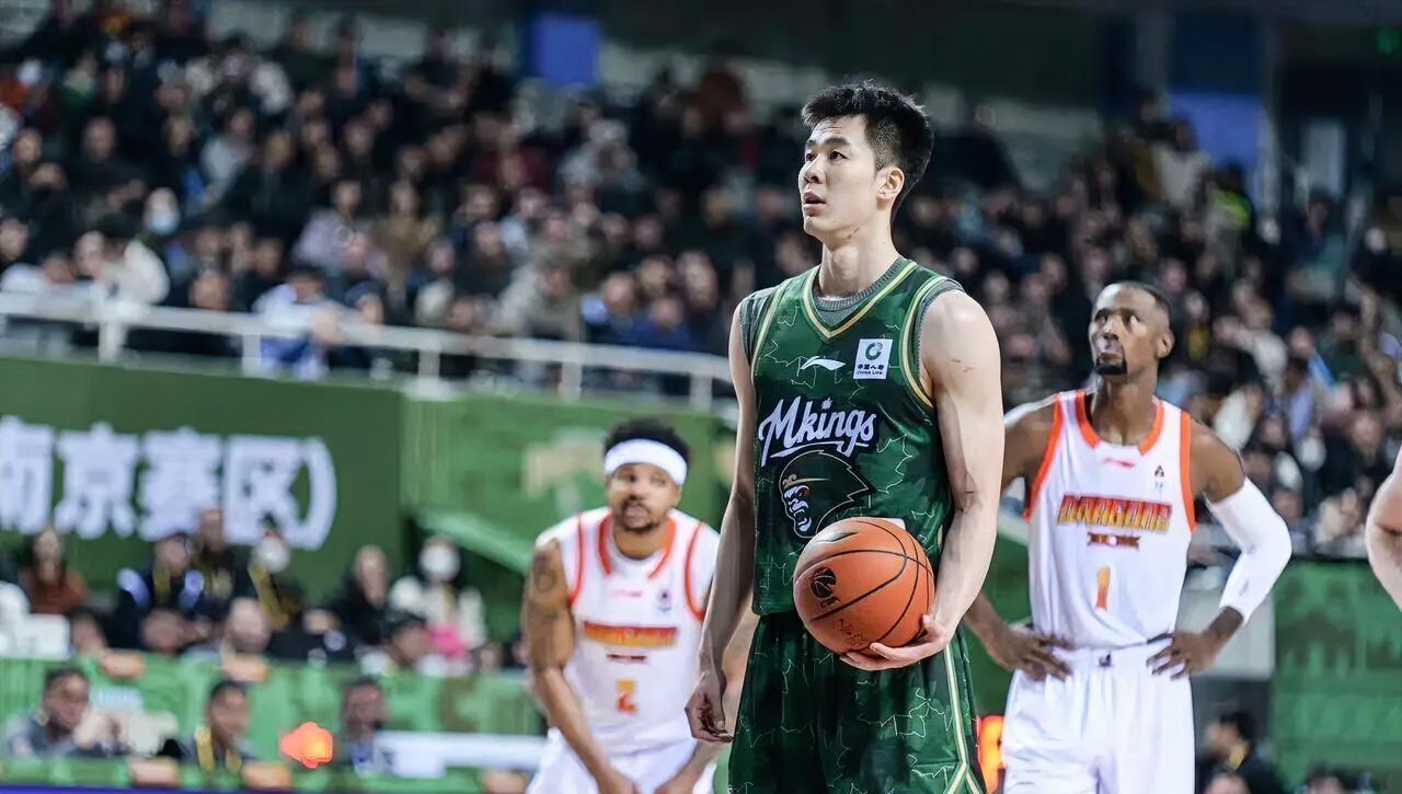 有一说一，今日姜伟泽和郭昊文的表现根本不在一个级别！！
 
郭昊文：本场出战25