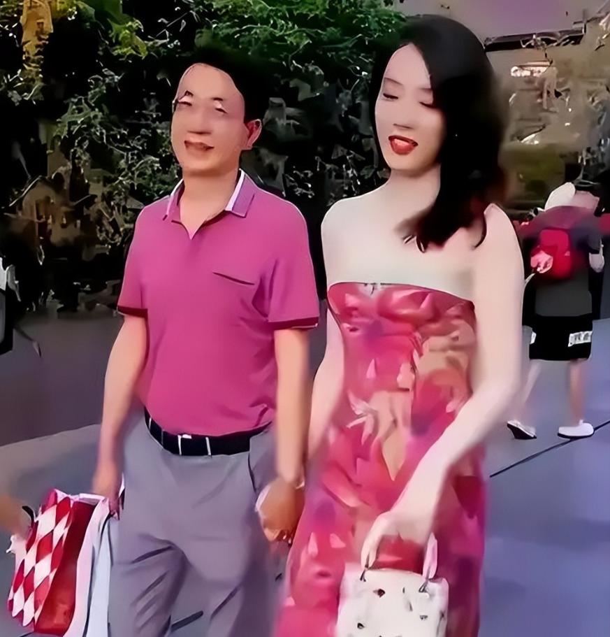 “牵手门”后，董思槿的人生彻底改写。2023年6月，成都太古里街头一段牵手视频炸