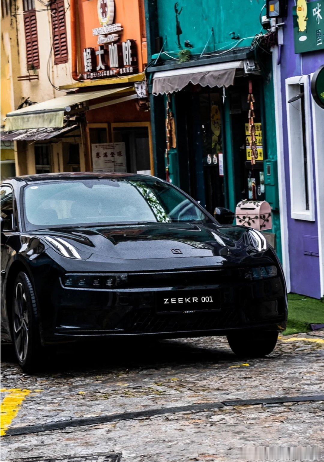 在设计美学上，极氪汽车将现代潮流与功能性完美结合，猎装造型和神秘紫配色让我的00