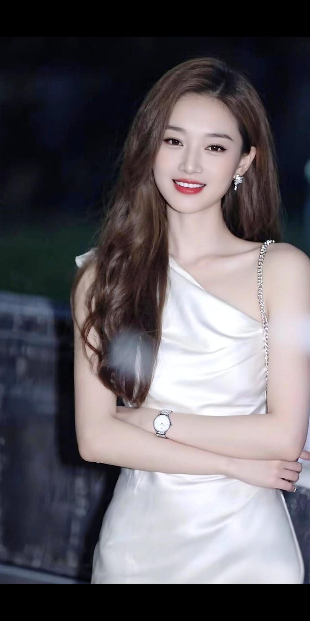 你权衡家庭顾虑她计较利弊，却唯独没心疼过那个最爱你的我，你怕前路漫漫，没有结果，