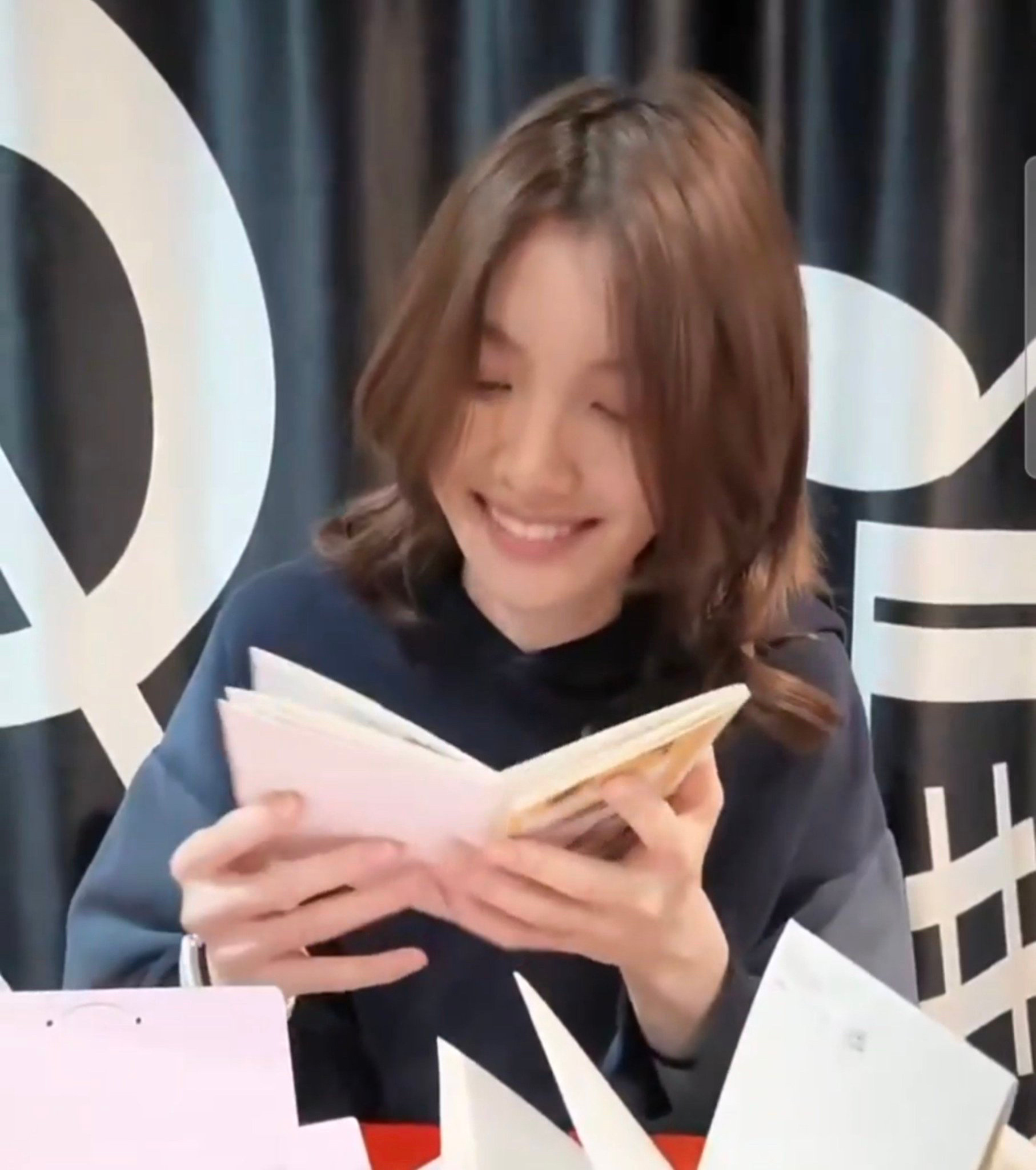 这个笑起来眼睛都消失的样子跟你女朋友很像☺️ ​​​