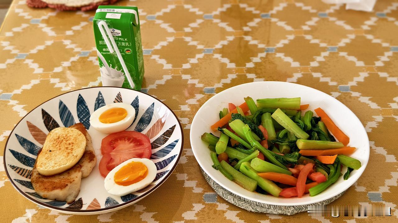 今天早餐煎原味鸡胸肉，白灼菜心。
主食煎馒头片，煮鸡蛋，奶。
我觉得吃这么一大块