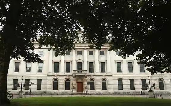 中国外交部发言人林剑表明，如果英国政府不批准中国在英国新建大使馆，中国将坚决维护