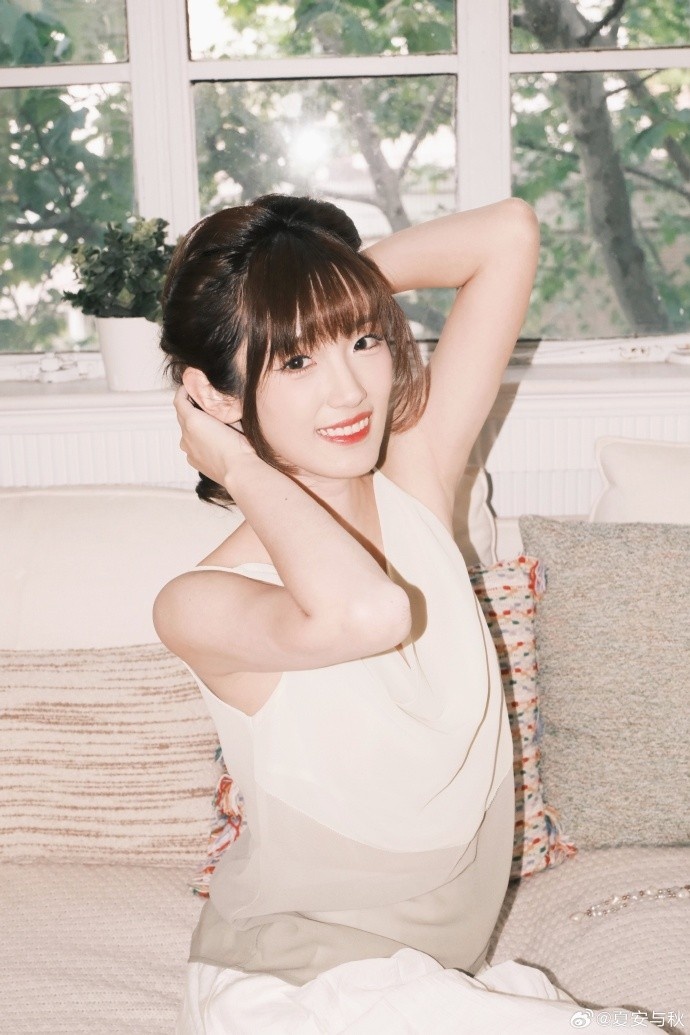 LPL主持人夏安晒照：不知不觉就暖和起来咯