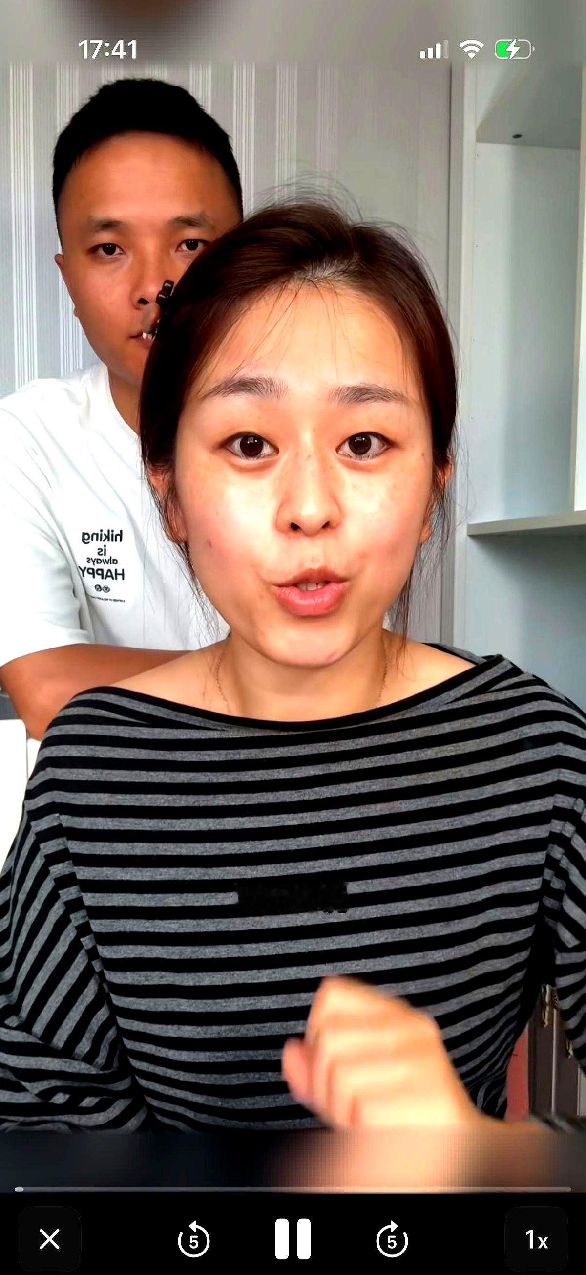 这两天，巷子口传来两纸离婚书，说是被一句话点着了火：男人手里得攥点自己的钱。
话
