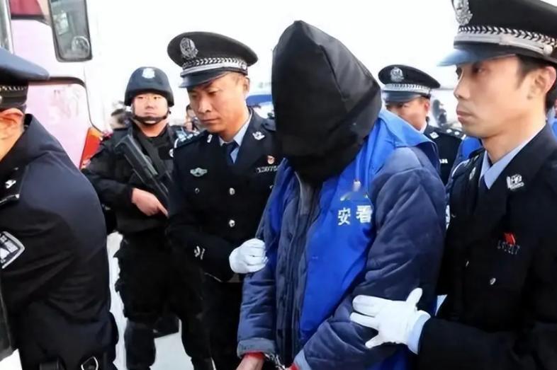 中国最大的敌人是谁？

不是日本，更不是美国，而是“自己人”。

还是一群裹着漂