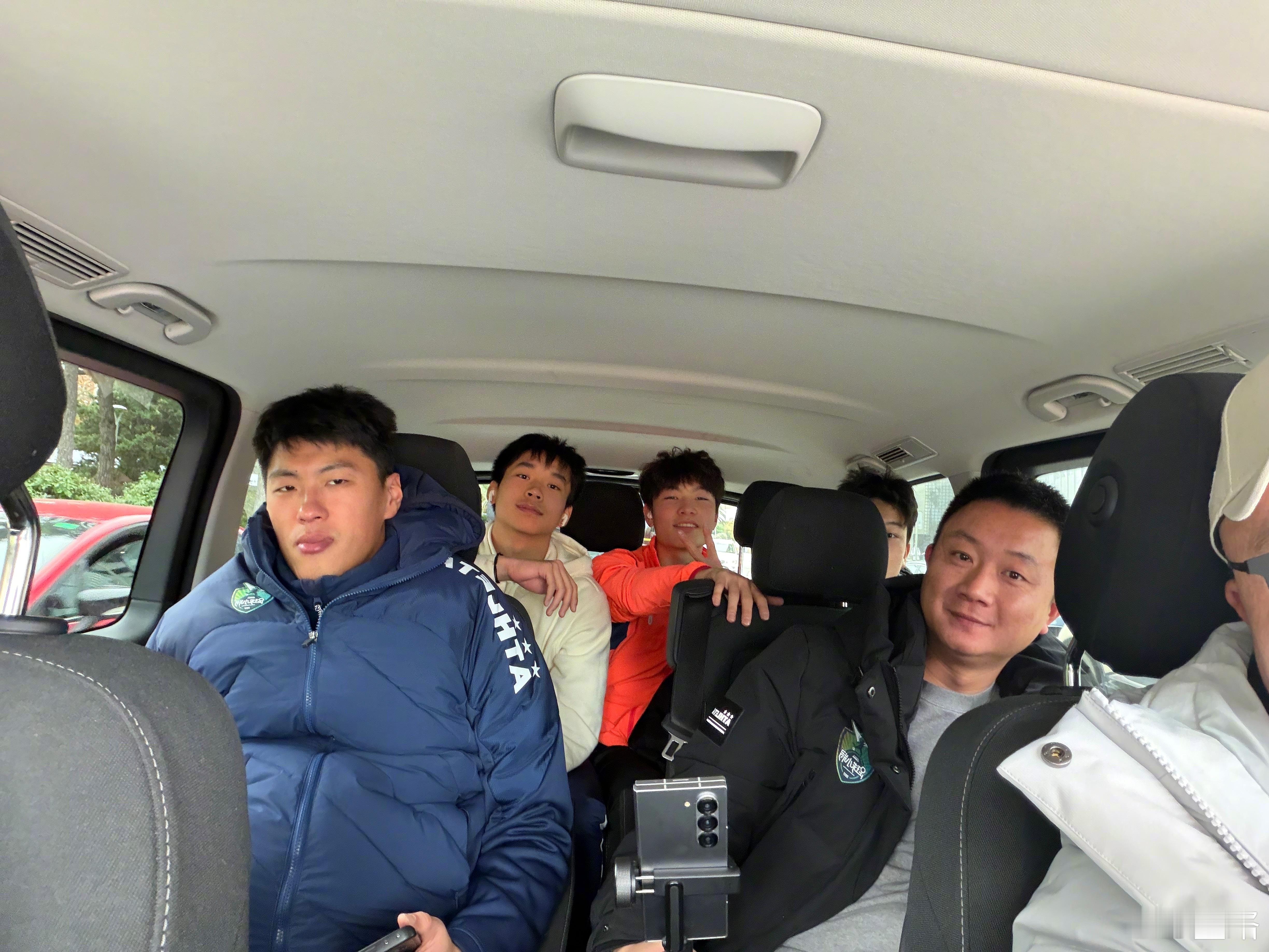 23:30，小抖中国足球小将 账号，现场直播欧罗巴友谊赛。老二、子杰出战！欢迎围