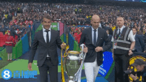 欧冠决赛欢乐多，捧着大耳朵杯出场的齐达内，出场时才发觉西装纽扣扣错，只能将计就计