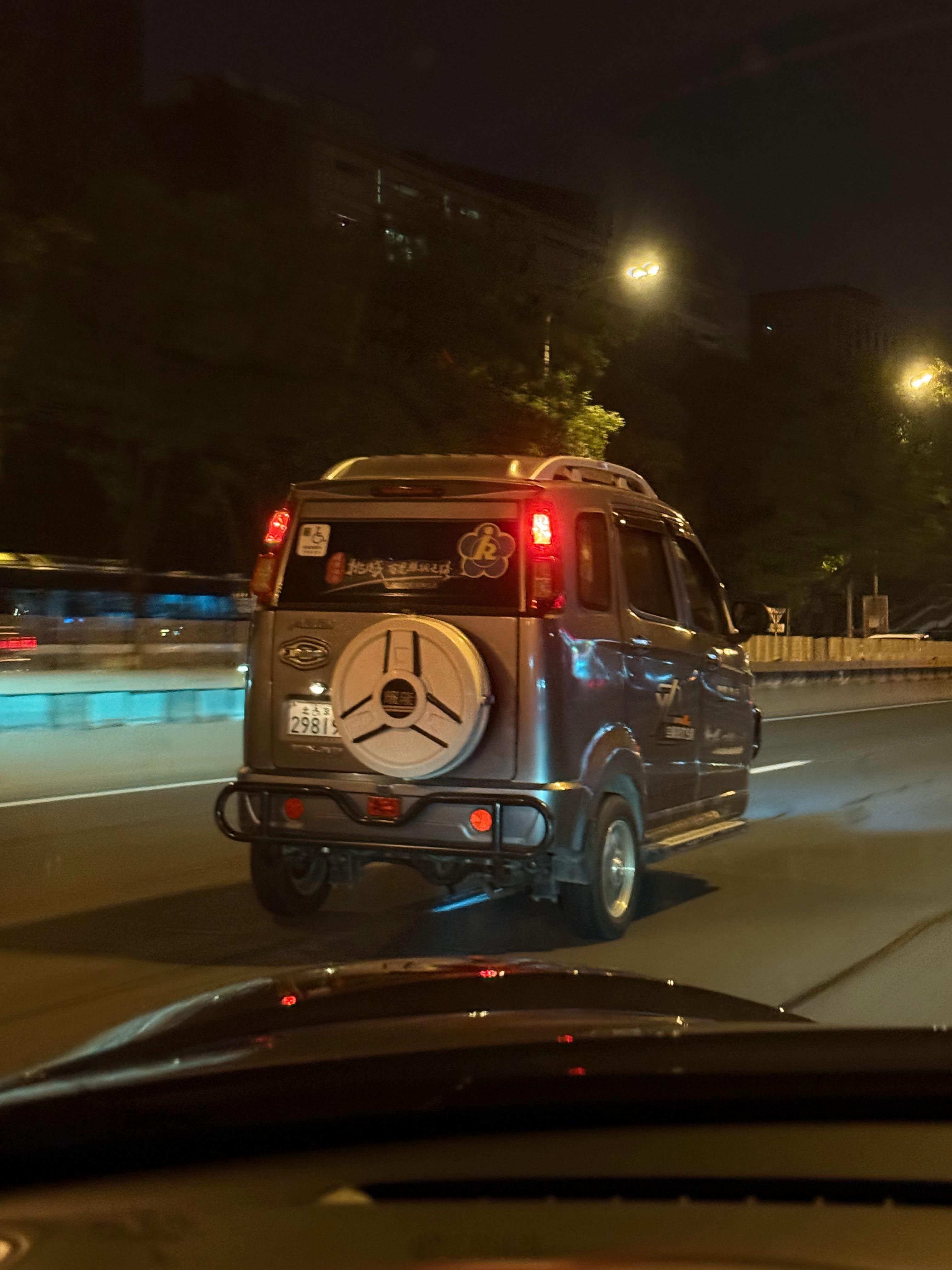 昨天晚上，西北二环附近。周边交警基本都在协调守护钓鱼台国宾馆，然后我看到了它……