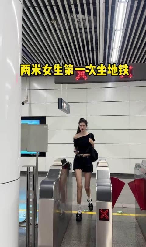 两米身高是万里挑一了，确实很少见。
唱歌这种东西也需要点艺术天分，嗓音条件、唱功