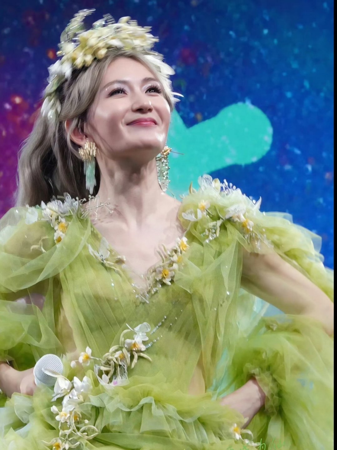 谢娜演唱会上座率谢娜演唱会现场的明星 太阳女神谢娜开演唱会，现场密密麻麻的座无虚