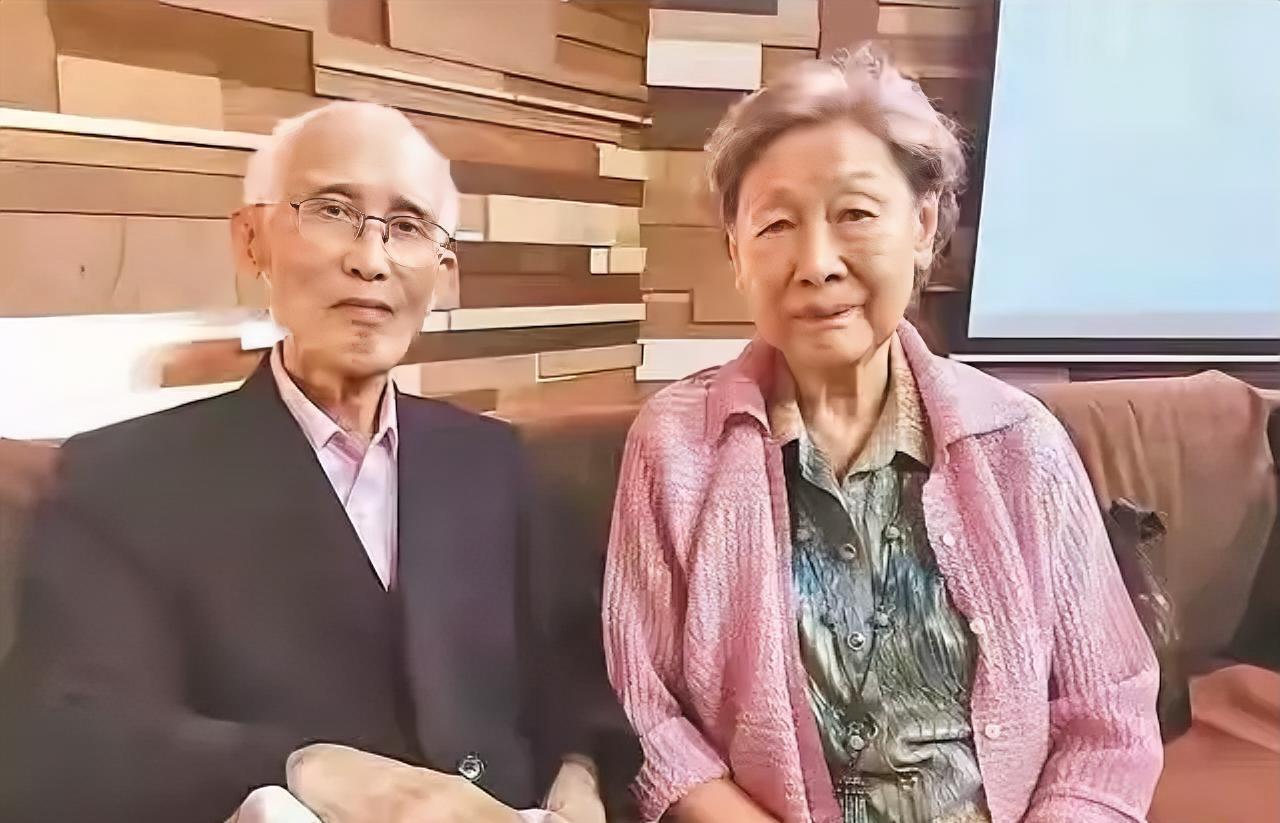 余光中17岁时爱上了14岁的表妹，虽因无法生育坚持娶她，婚后他们竟然在七年内育有