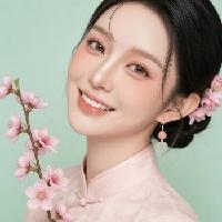 我的今日状态：😁轻松愉快
我这里的天气：🌤️多云
美女旗袍穿搭写真