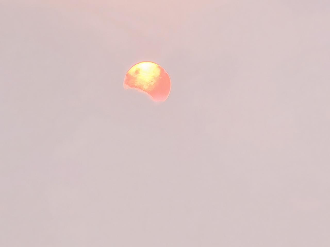 今天出去办事，洗车时和洗车行老板闲聊。
我问他生意如何？他说生意还行，就是这几天