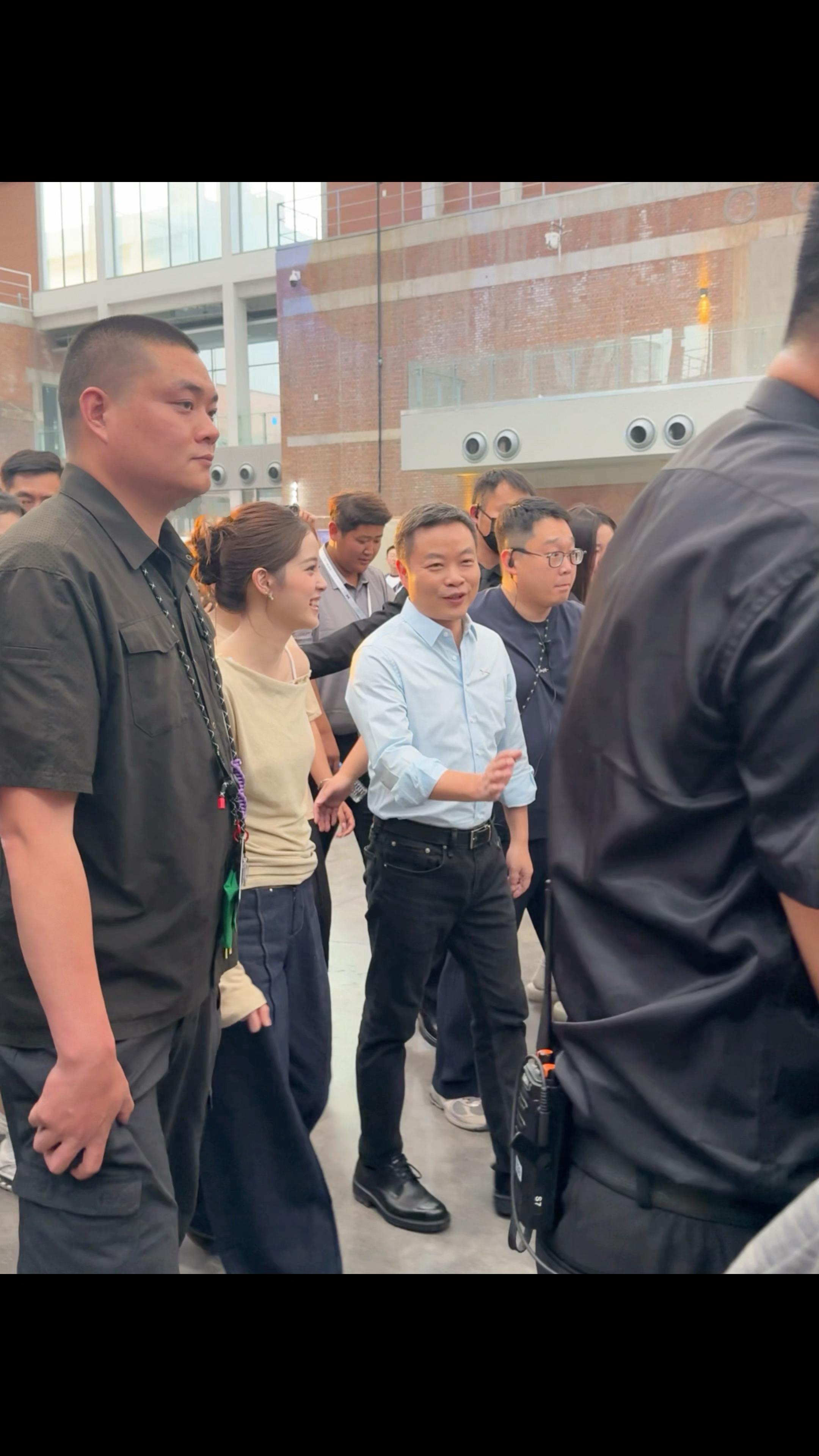 欧阳娜娜，何广智，王勉都来小鹏MONA现场了[喵喵] ​​​