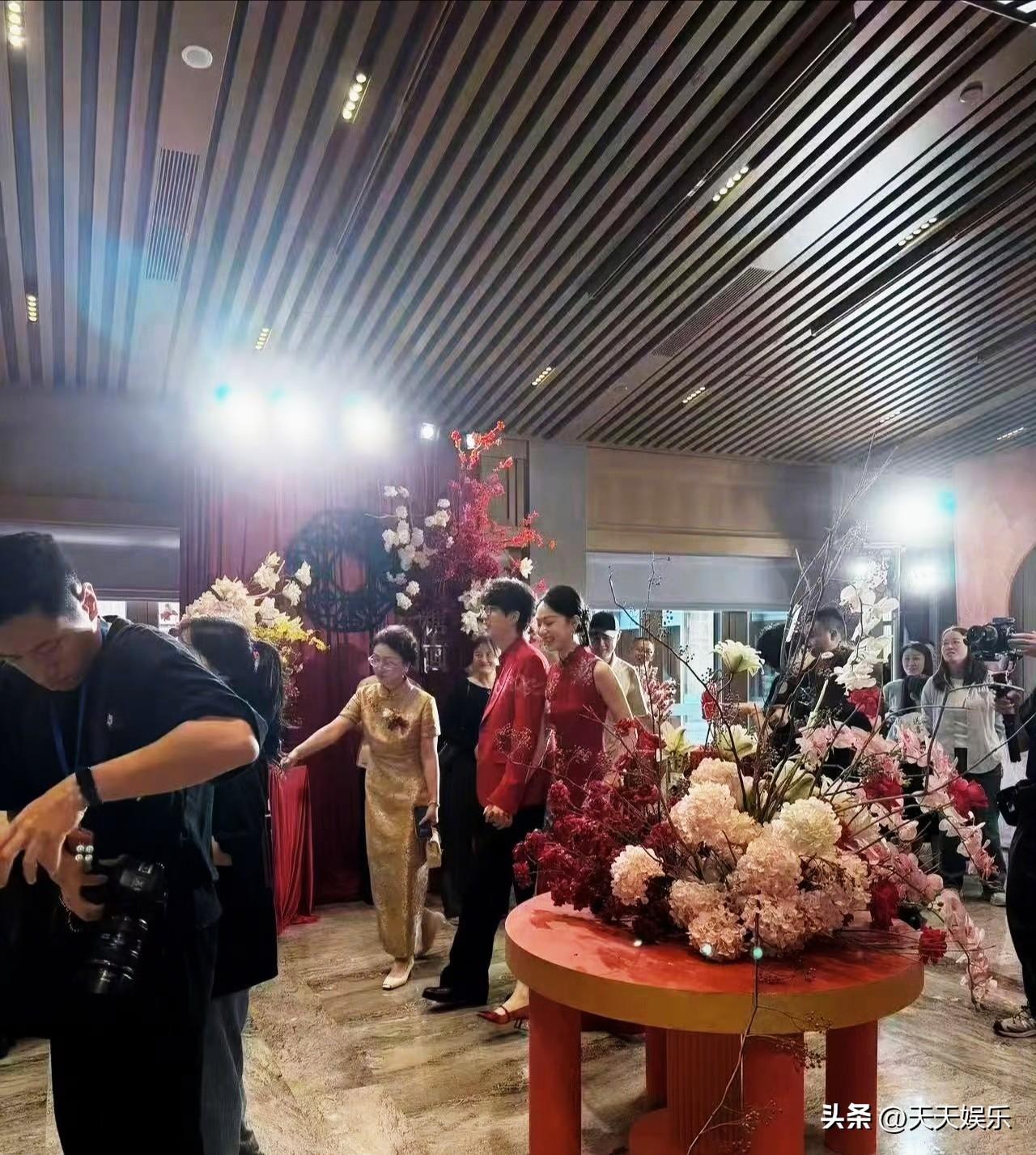 终于看到了许嵩现场的结婚婚宴照，冯禧穿中式旗袍真的是非常好看，两人的婚礼人气也好