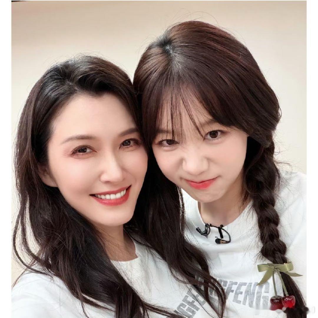 徐洁儿晒与徐梦洁合照徐洁儿问赵兆两位姐姐叫什么名字 这也太搞笑了吧？哈哈哈哈 