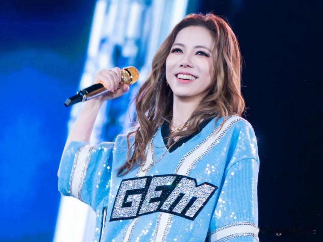 邓紫棋在深圳巡演遇上暴雨，
还拿到了吉尼斯世界纪录认证，
“独唱艺人演唱会单次巡