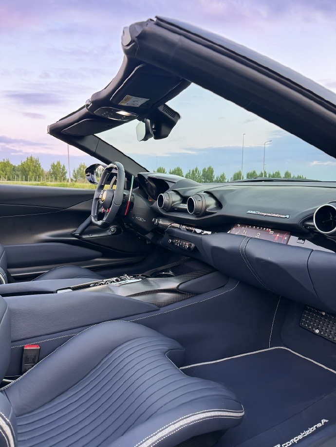 这是一辆堪称完美的定制版法拉利 812 Competizione Aperta。