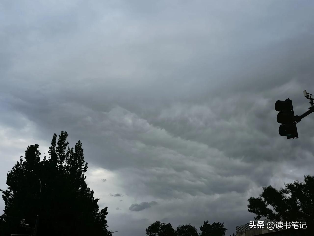 乌云压城城欲摧，风雨欲来风满楼。