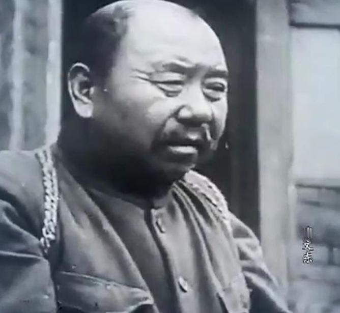 1942年，赵尚志牺牲后，脸朝下趴在雪地上。一个汉奸踢他的脑袋，谢文东见状大怒，