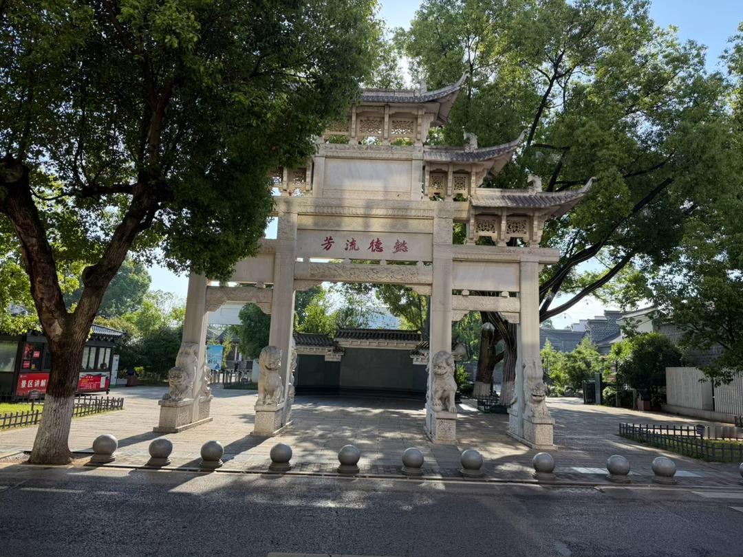 一大早来到六尺巷：一纸家书辞尘争，三尺相让见襟怀。千年文都桐城韵，六尺古巷藏风骨