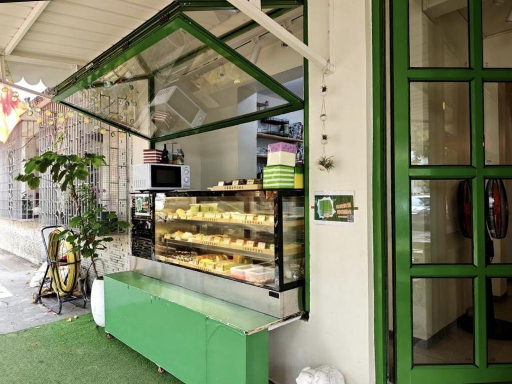 在小街，路过一家南洋风味糕点店，充满烟火气与松弛感。开放式外带窗口，把烘焙的香气
