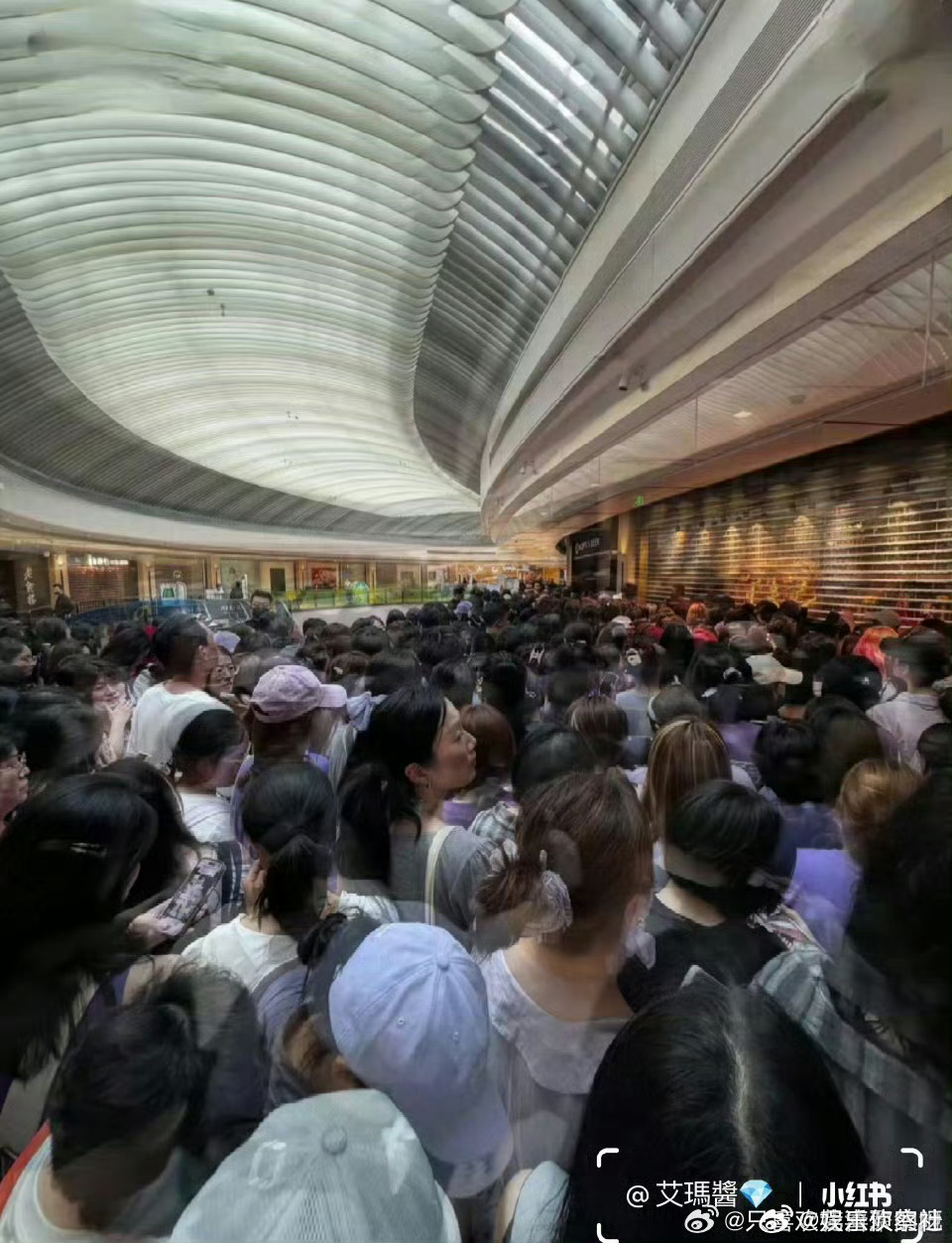 邓为这人气，全是人啊～ ​​​