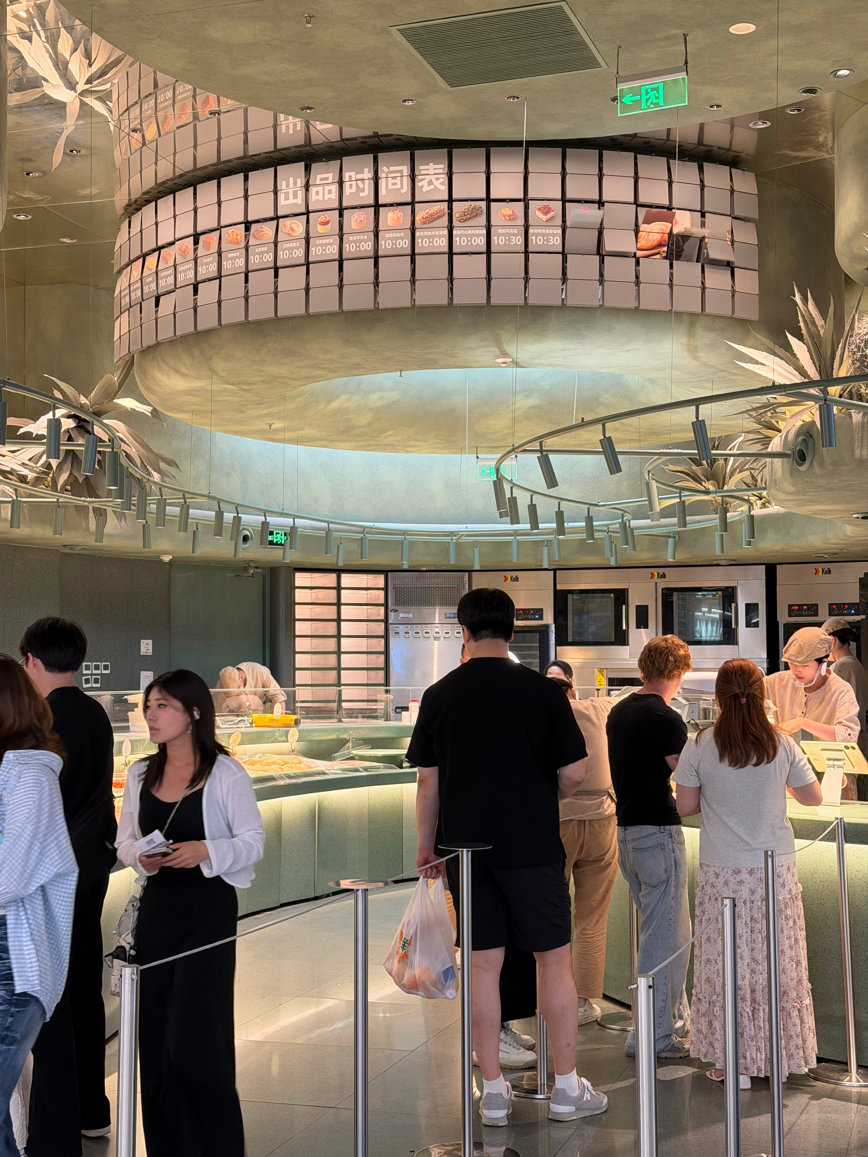 我说这个面包店装修好高级然后就进去试吃了然后就买了 青岛·青岛万象城