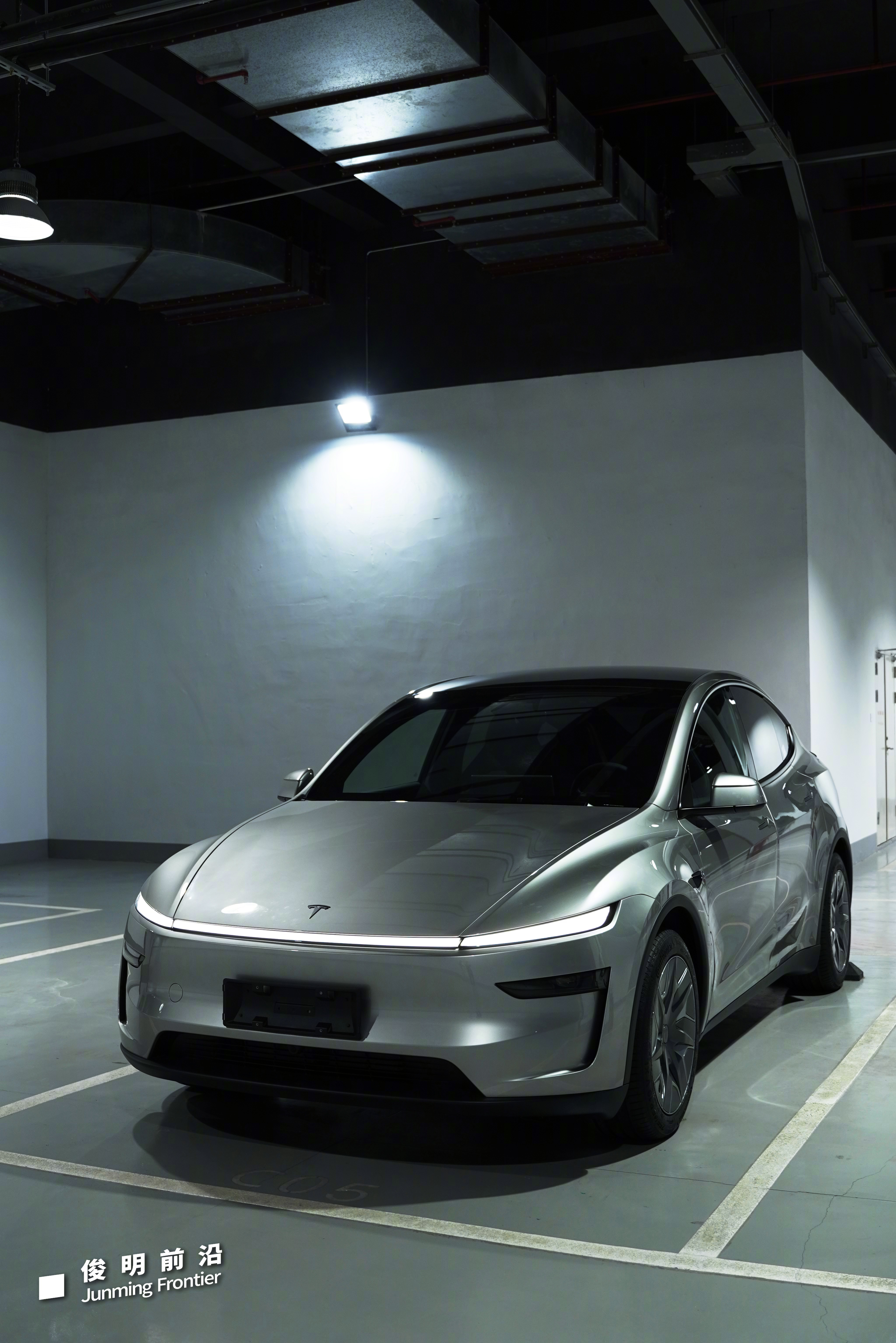 全网首发Model Y L 真车实拍。19日，特斯拉Model Y L正式发布，